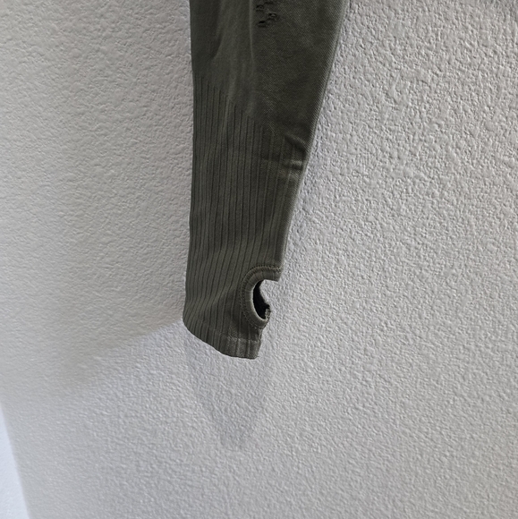 Old Navy seamless crop long sleeved performance top olive size medium NWT - Picture 4 of 5